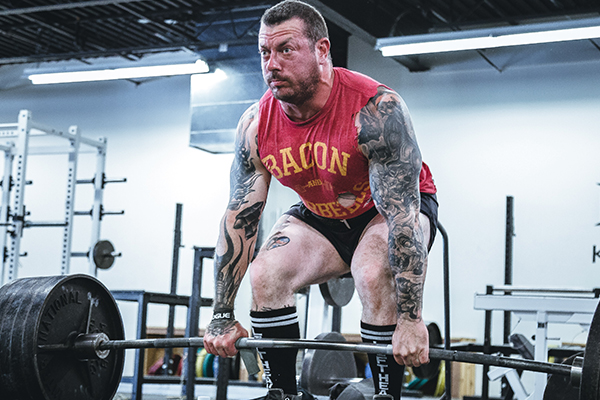 powerlifter doing deadlift