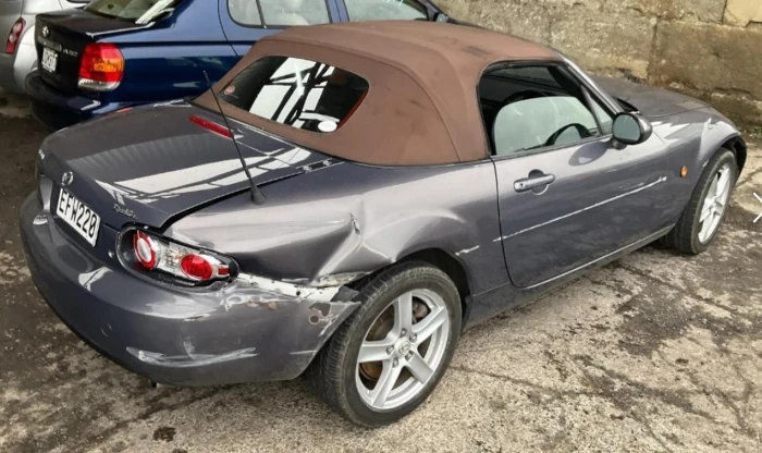 Damaged MX5 at auction Damaged MX5 at auction