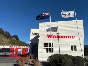 welcome t kiwi self storage sign
